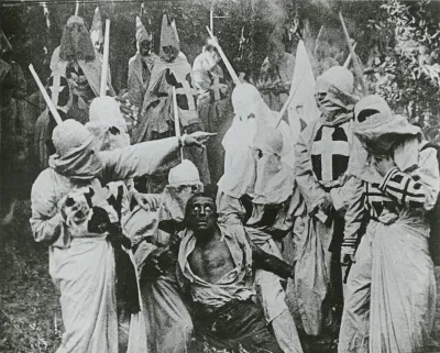 Des membres du Ku Klux Klan se saisissent de l'esclave émancipé Gus (joué par l'acteur Walter Long avec le visage noirci) dans une scène de Birth of A Nation (1915) de D. W. Griffith.
