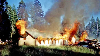 Incendie volontaire de l'église de Aryan Nations le 29 juin 2001 pour l'entraînement des pompiers de la ville voisine, après le démantèlement du groupuscule.