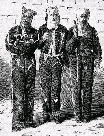 Trois membres du Ku Klux Klan dans l'accoutrement qu'ils portaient au moment de leur arrestation en septembre 1871, gravure publiée dans le Harper's Weekly du 27 janvier 1872.